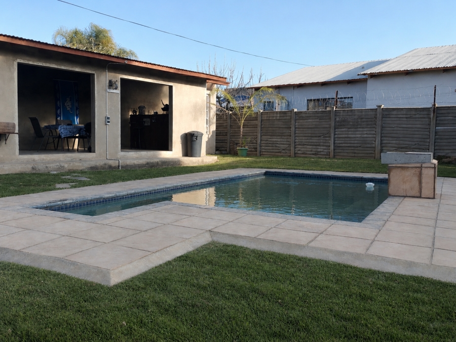To Let 4 Bedroom Property for Rent in Oos Einde North West